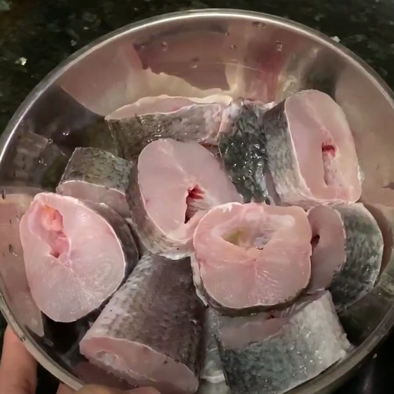 Bước 1 Sơ chế và ướp cá Cá lóc kho thịt ba rọi