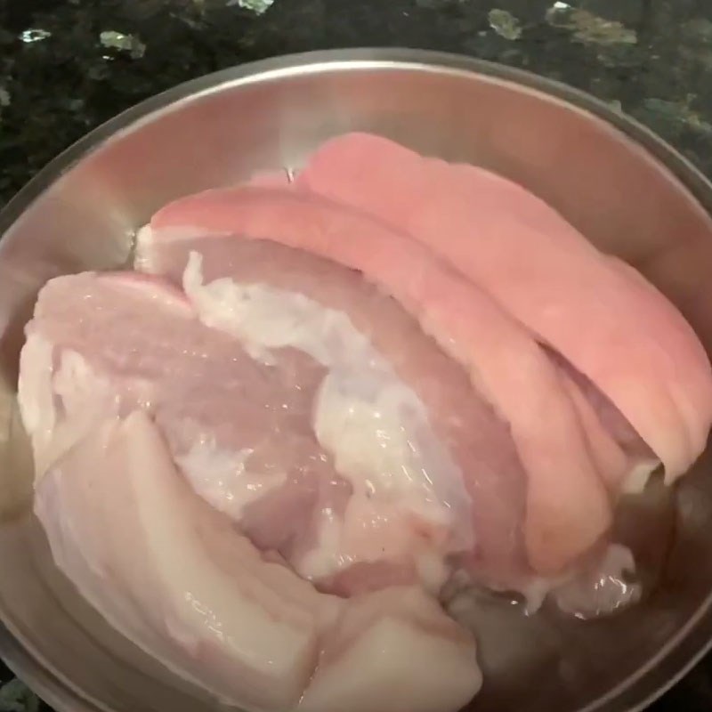 Bước 2 Sơ chế và luộc thịt Cá lóc kho thịt ba rọi